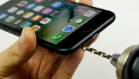 Nu încercaţi asta acasă! Acest tânăr a găurit un iPhone 7 cu bormaşina dintr-un motiv incredibil, iar toată lumea a început să facă îi urmeze „sfatul“