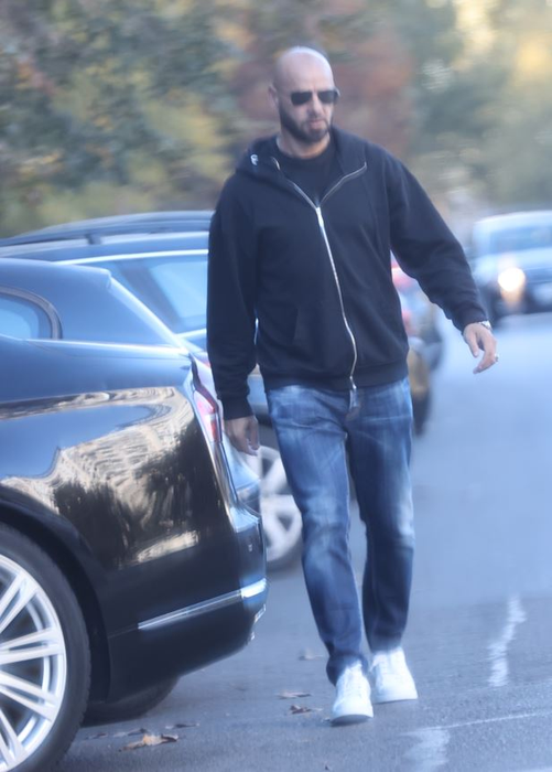 Giani Kiriță o ia la pas spre "locul faptei" (SURSA FOTO: CANCAN.RO)