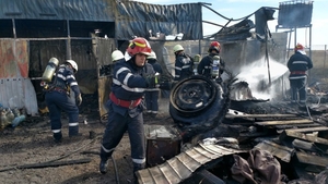 VIDEO. Incendiu puternic într-o parcare de TIR-uri din Dâmbovița