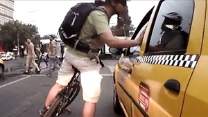 VIDEO Un taximetrist din Capitala a fost batut de un biciclist! Vezi aici de la ce a pornit conflictul si cum s-a terminat totul