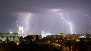 Meteorologii Accuweather anunță 3 zile consecutive de furtuni electrice în București. Pe ce dată se întâmplă