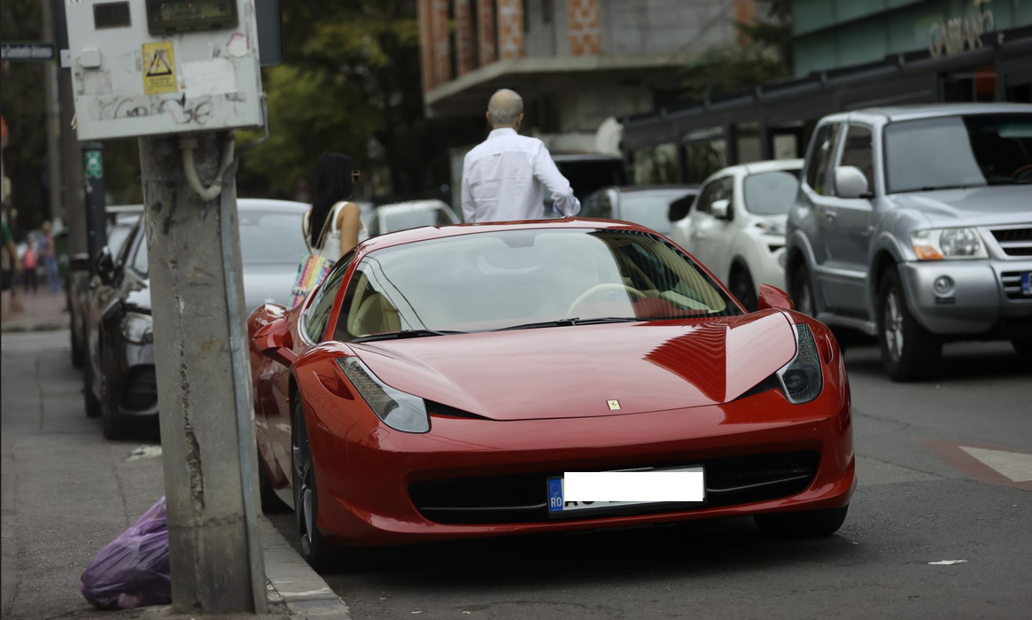 Roland Rovența și iubita lui se îndreaptă către restaurant (Foto: CANCAN.RO)