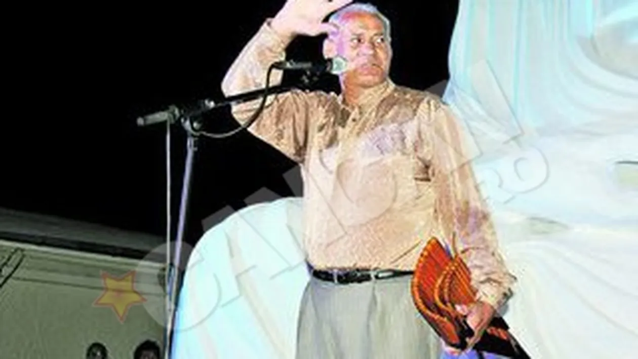 Gheorghe Zamfir spune ca e mai tare decat Elvis si Beatles! Mai mult s-a laudat decat a cantat!