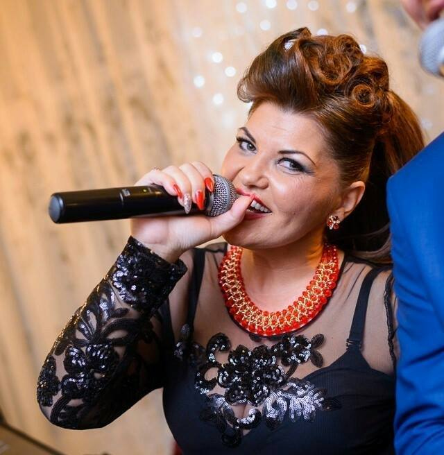 Gianina Nistor își vinde decapotabila. Ce sumă cere interpreta de muzică populară pe superba mașină