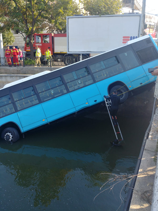 Scene șocante în București! Un autobuz STB a căzut în râul Dâmbovița