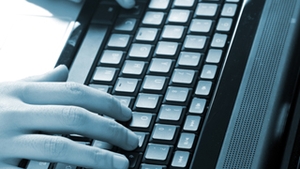 Hackerul "Micul Fum", cel care a spart conturile de e-mail ale mai multor vedete, a fost prins in Arad