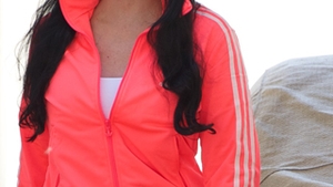 A iesit prin oras cu masca pe fata - Aflati despre ce diva e vorba