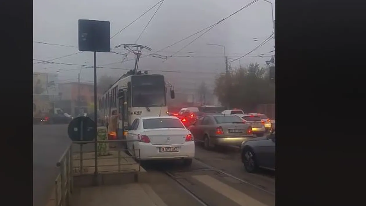 Situație de râsu'-plânsu' în traficul din Capitală! O șoferiță care depășea pe linia de tramvai i-a cerut vatmanului să se dea la o parte