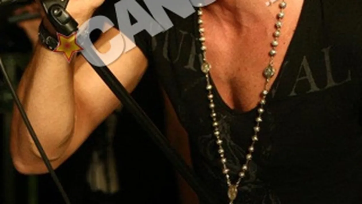 VIDEO Liviu Varciu a vrut sa arunce cu o sticla de whisky in Daniel Lazar, in propriul club!