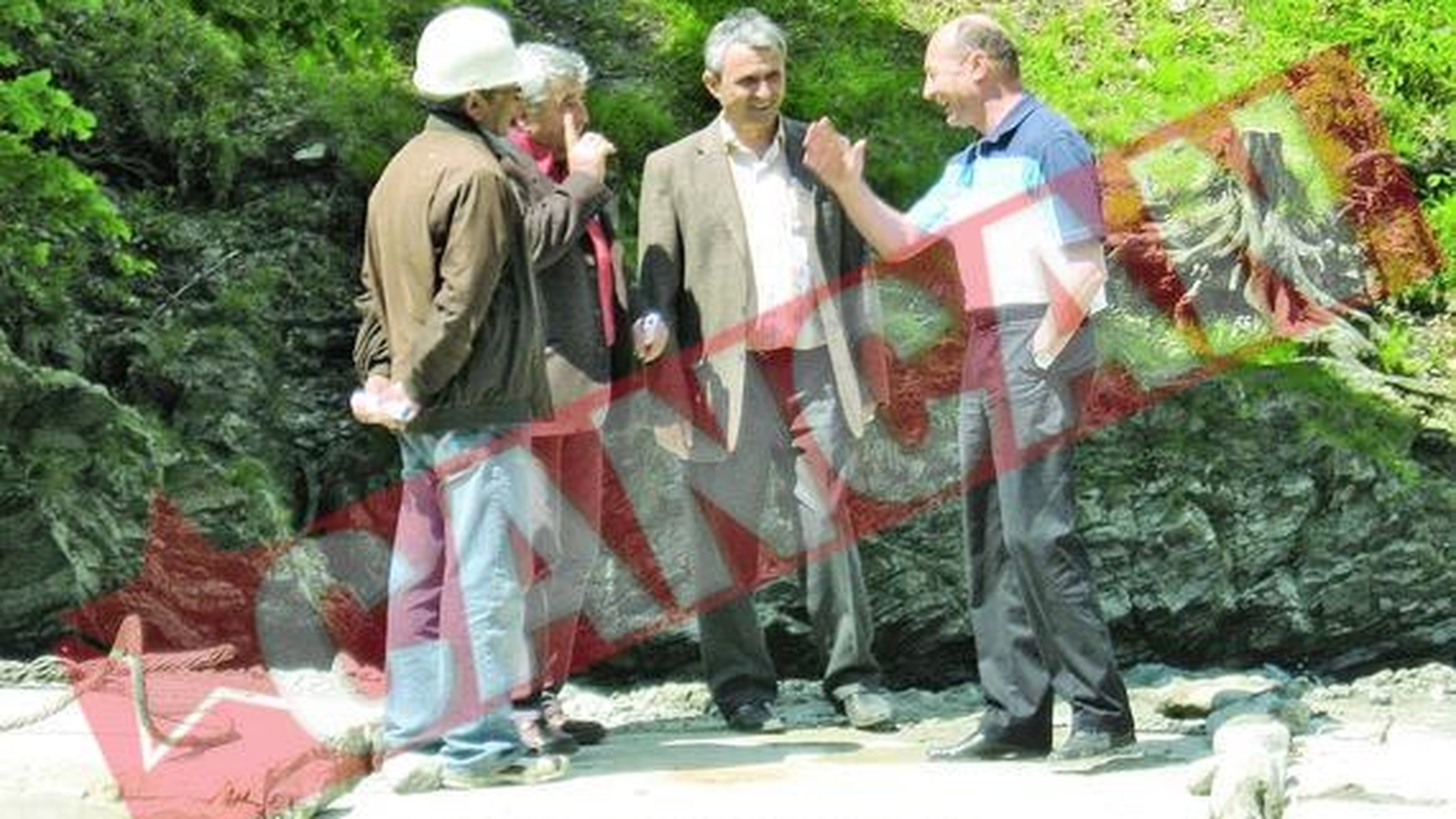 Podul presedintelui de la Lainici, luat de ape