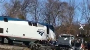 Accident neobişnuit! Un tren plin cu politicieni a lovit o maşină de gunoi. Sunt două victime!