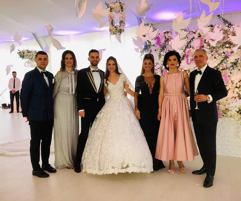 Bianca și Costa Sponte alături de o parte dintre invitații celebri de la nunta lor. Sursa foto: Instagram