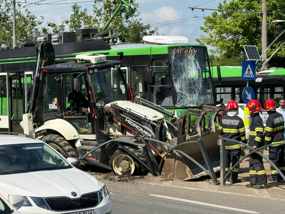 Accident pe Calea Văcărești între un buldoexcavator și un tramvai. Linia 10 a fost blocată!