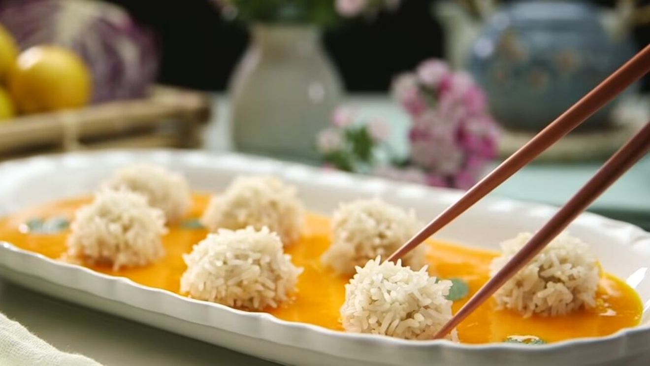 Chef John gătește „Perlele din Hubei”: chifteluțe îmbrăcate în orez care simbolizează reuniunea și norocul