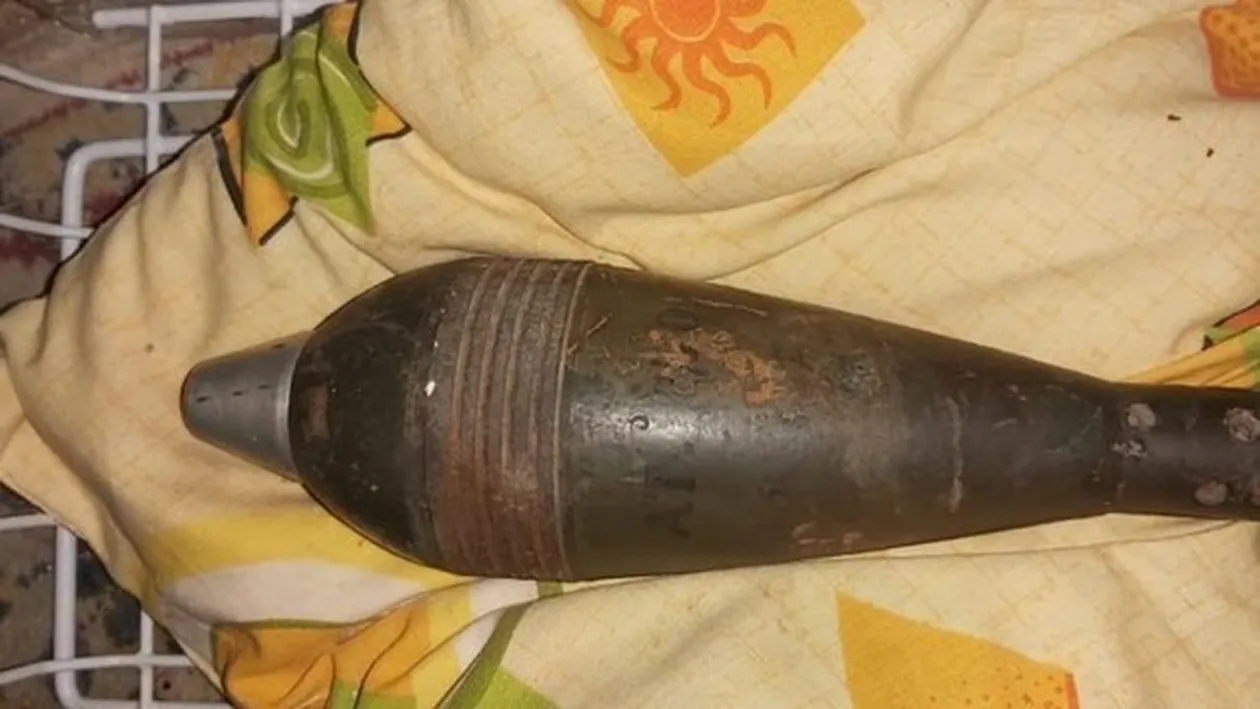 Cum a ajuns, de fapt, obuzul în dulapul bunicii din București