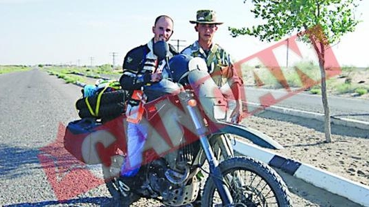 Primul roman care a facut ocolul lumii pe motocicleta