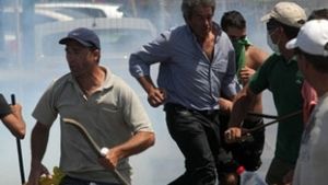 Grecii sunt disperati! Isi scot banii din banci de teama crizei financiare!