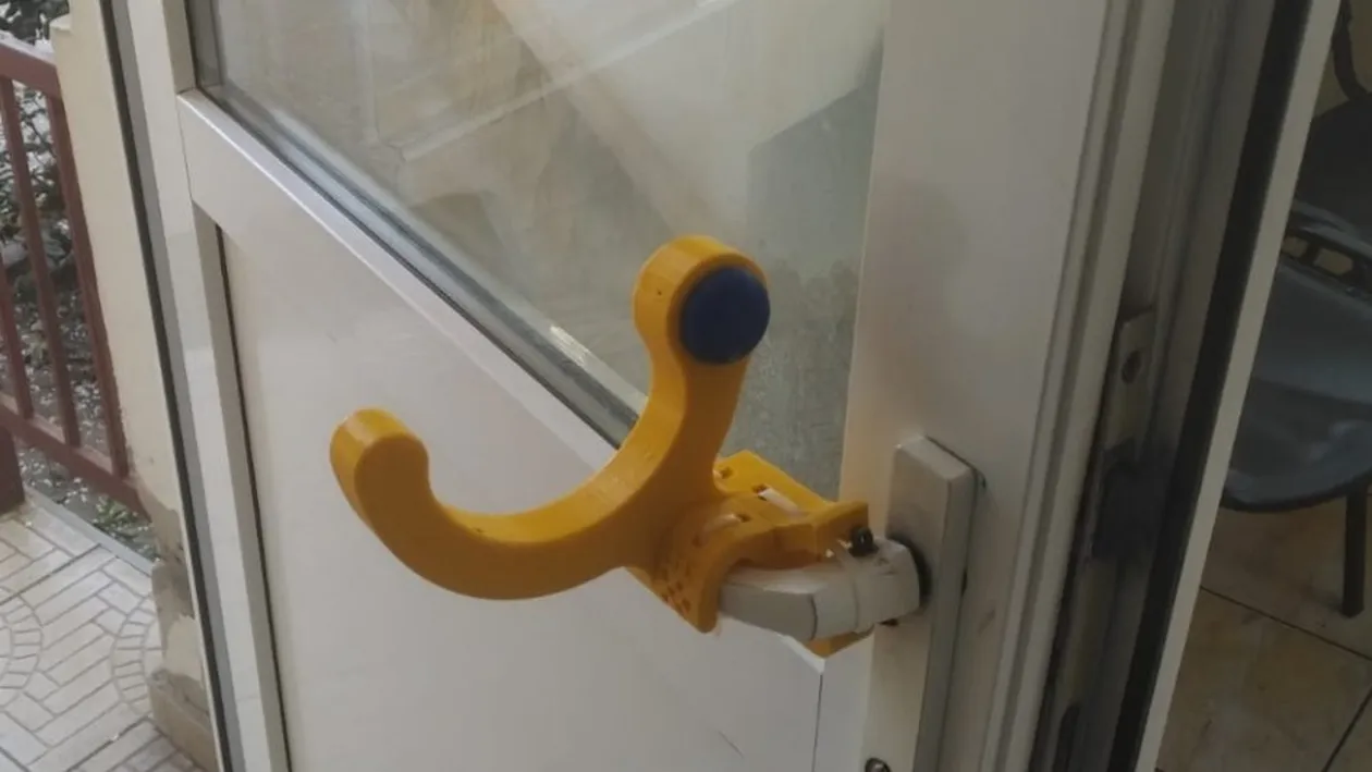 Lupta anti-COVID 19. O echipă de IT-iști din Cluj a inventat un dispozitiv de deschis ușa cu antebrațul și îl donează spitalelor