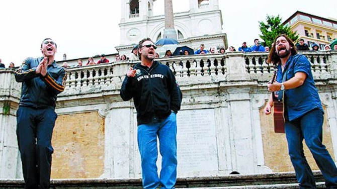 Russell Crowe, cantaret ambulant