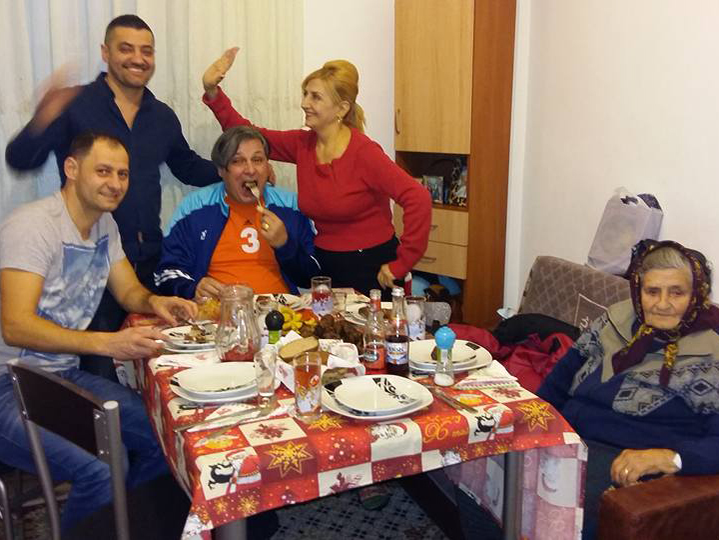 Băieţii Ilenei Ciuculete au ajuns în Bucureşti. Cei doi au dat uitării certurile cu mama lor