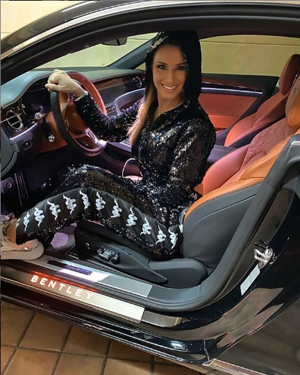 Anamaria Prodan, surprinsă la volanul unui Bentley de sute de mii de euro în Dubai! Cum s-a îmbrăcat sexy impresara