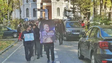 Mesajele scrise pe coroanele depuse la căpătâiul lui Leo Iorga, de către membrii trupelor Compact și Bere Gratis