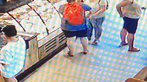 Scandalos! Ce a făcut o femeie după ce a găsit pe jos o bancnotă de 100 de lei, în Sun Plaza Mall din București. Camerele de supraveghere au filmat tot!