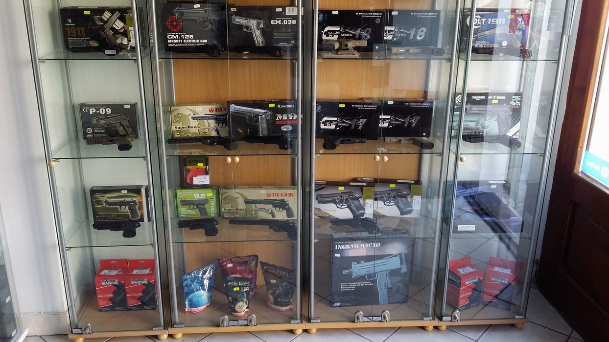 Armele din magazinul orădean i-au luat ochii fiului de miliardar