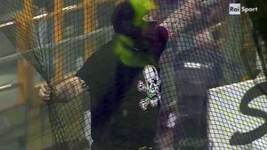 FOTO Suporterii sarbi au innebunit in meciul cu Italia! Partida a fost suspendata din cauza incidentelor de pe stadion!