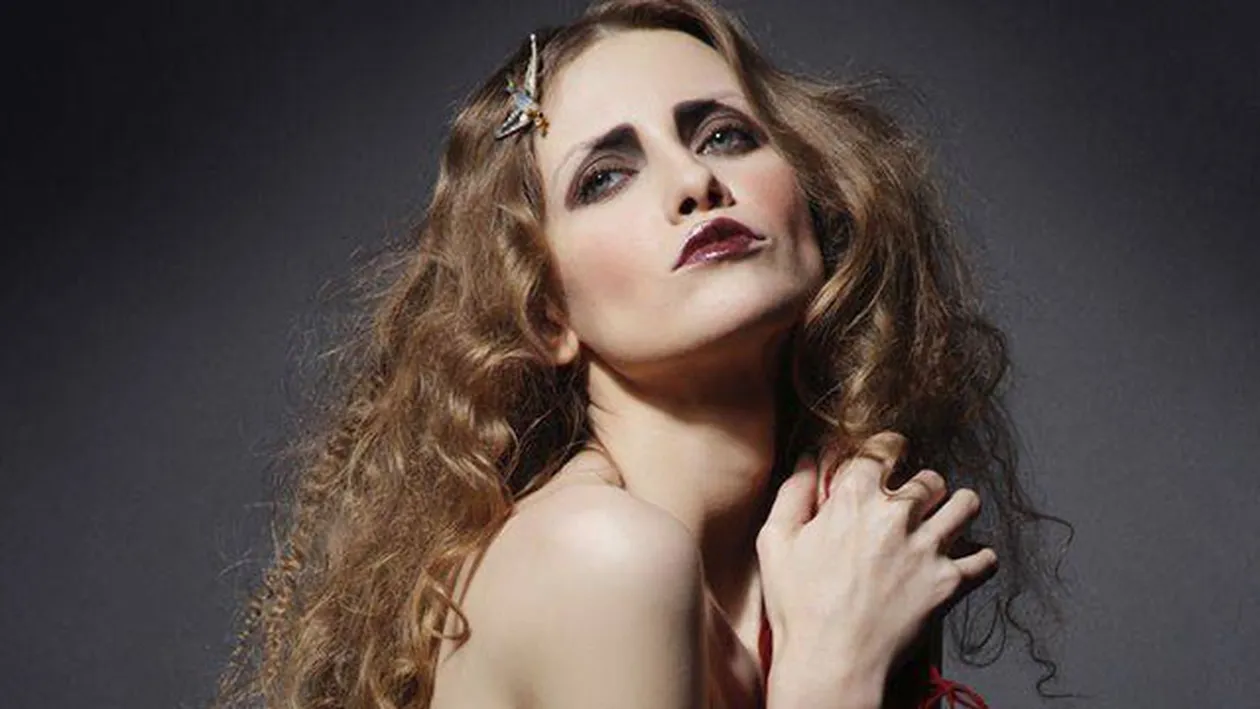 Lansează o nouă modă sau nu si-a dat seama ce a imbrăcat? Detaliul rusinos dintr-o tinută purtată de Iulia Albu