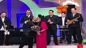 Nu e gluma, chiar s-a intamplat! Salam a sarutat-o pe Bahmuteanca in direct! Vezi imaginea care o sa il scoata din minti pe Mihai!
