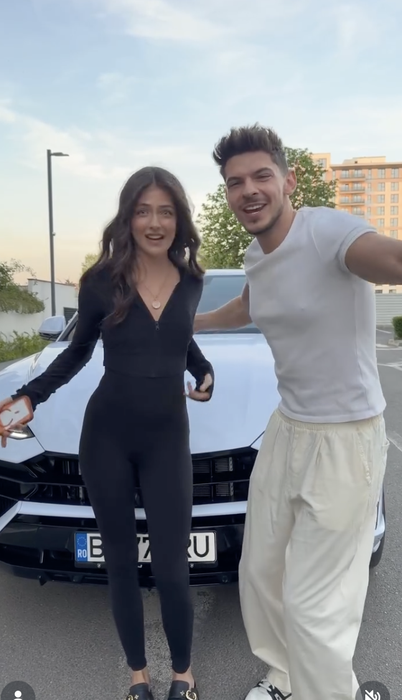 Andreea Bostănică, surprinsă dansând cu un artist cunoscut din România! Cu cine s-a afișat influencerița