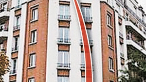 A cazut de la etajul sapte in bratele unui trecator