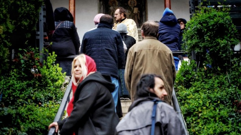 ALARMANT! Bisericile sfidează regulile autorităților! Preoții au împărtășit azi credincioșii cu aceeași linguriță