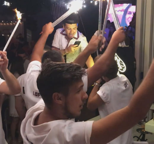 Fentosanii din ”Brigada Nepoții”, cu Marează și Flămânzeanu în frunte, au cheltuit 40.000 € într-un singur weekend pe șampanii Armand de Brignac
