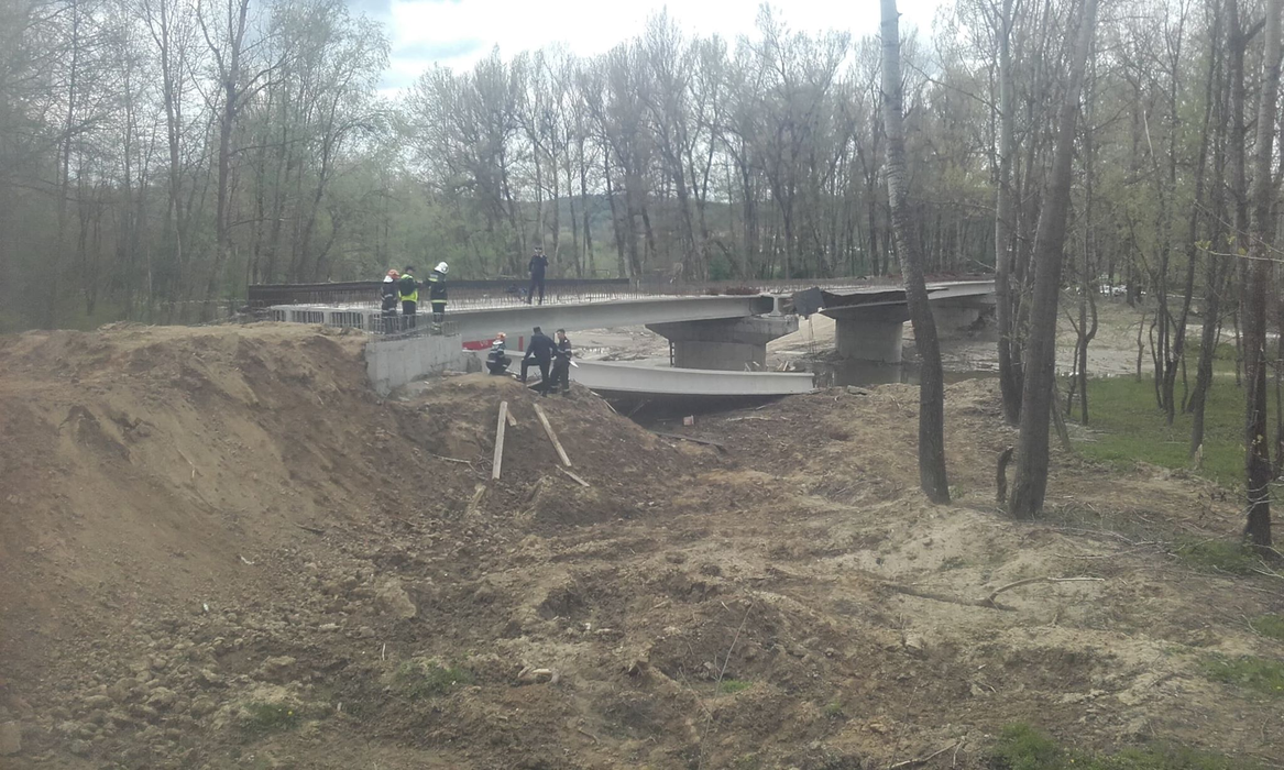 Un pod din Gorj s-a prăbuşit peste muncitori. A fost solicitat elicopterul SMURD pentru o femeie care e în stare gravă