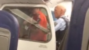 Aterizare de urgenţă la Frankfurt din cauza unor pasageri români. Ce au făcut în avion