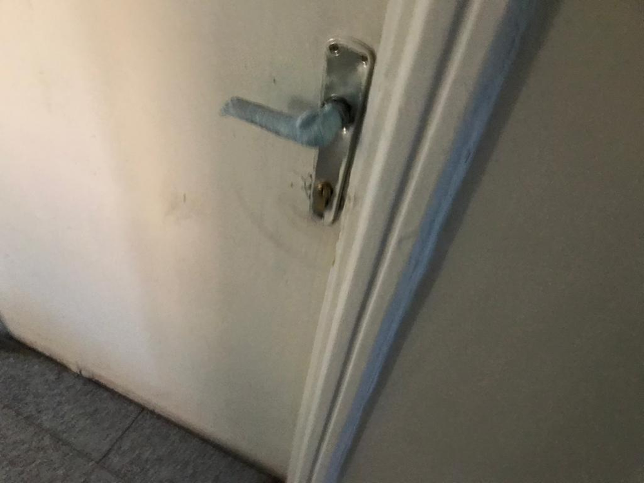 Clanțele de la Primăria Balș sunt "protejate" contra gripei cu tifon îmbibat în spirt