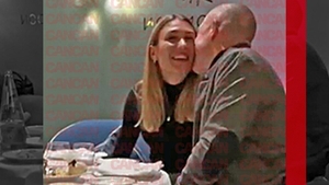 Omul de un miliard €, în tandrețuri cu amanta, chiar în restaurant! Blonda l-a zăpăcit de a uitat și de copii și de soția care este o cunoscută actriță!