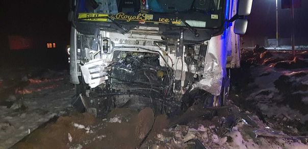 Accident rutier foarte GRAV în Suceava: Cinci persoane au murit, după ce maşina în care se aflau a intrat sub un TIR