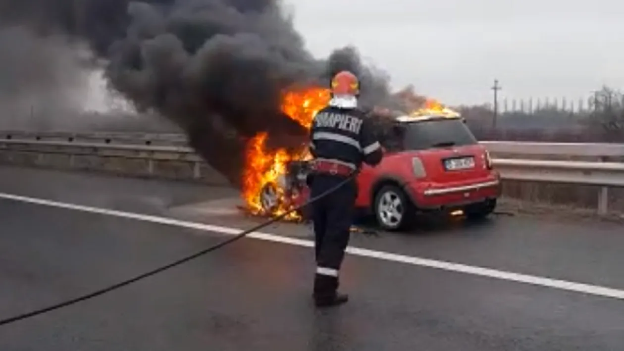 VIDEO. Mașină în flăcări pe Autostrada A3, în Prahova. Sensul către Ploiești este blocat