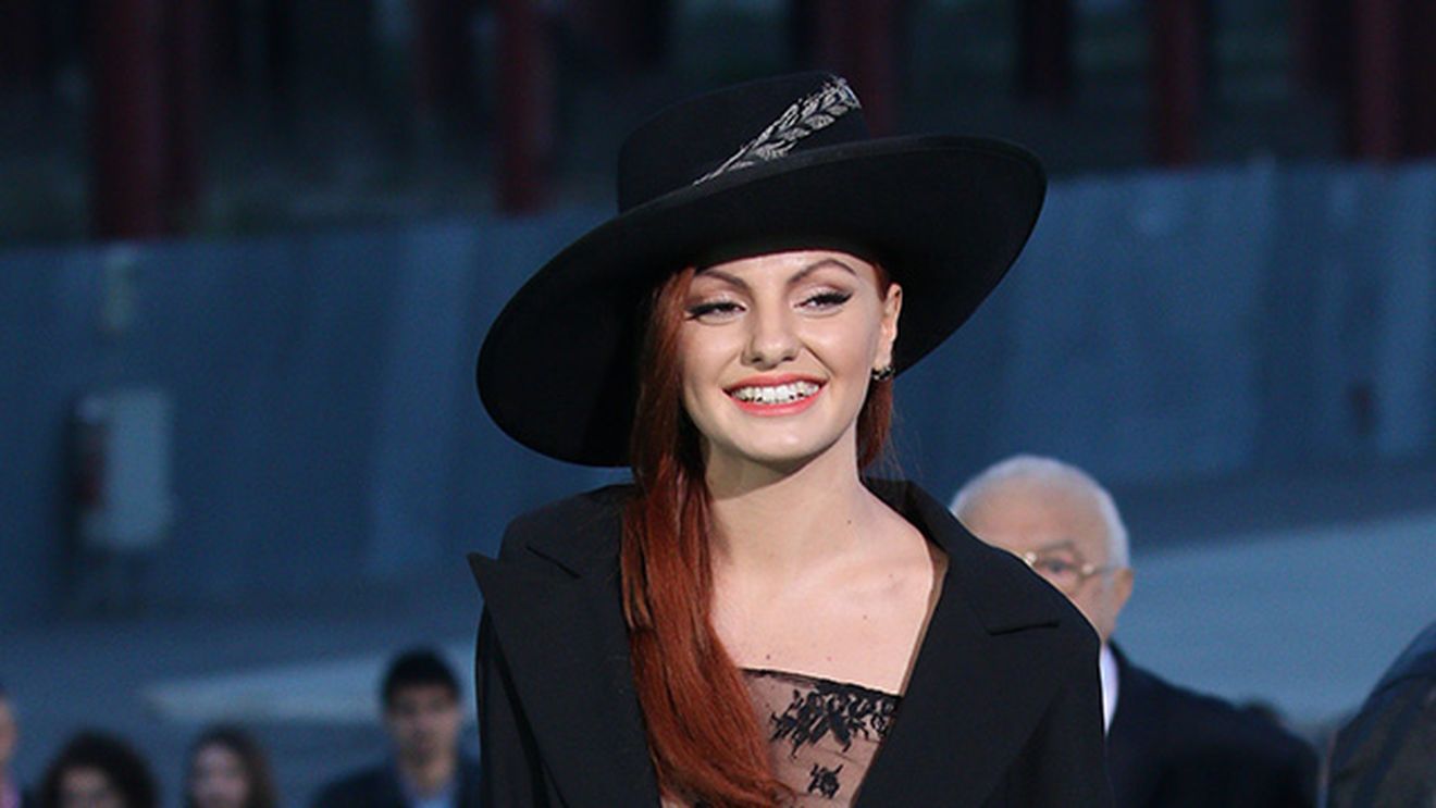 Nu s-a vindecat de traumele provocate de fostul impresar! Alexandra Stan a aparut la ultimul concert cu o armata de bodyguarzi