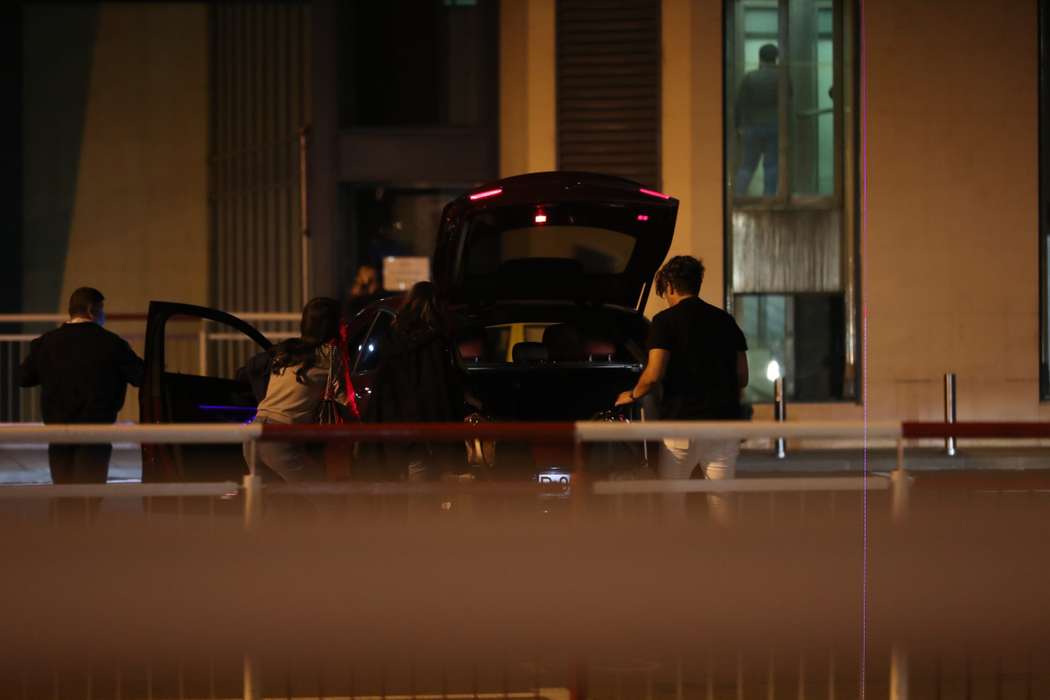 Sheila și Bogdan Ionescu, alături de un cuplu de amici, încarcă bagajele în portbagaj, după ce au revenit din Istanbul