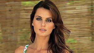 Catrinel Menghia si-a aratat sanii in fata unui fotograf roman! Imaginea pe care s-ar bate milioane de barbati