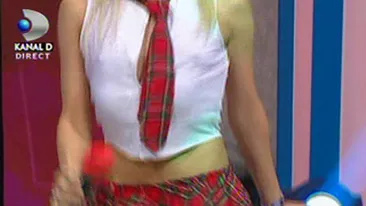 VIDEO N-ai tupeu sa vezi asta! Naomi in fusta mini, cu sanii la buric, lingand acadeaua si cantand muzica Alexandrei Stan!