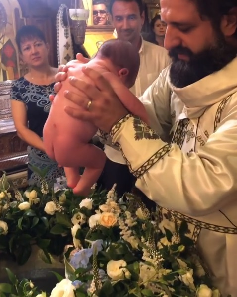 Andreea Popescu și-a botezat fiul! Imagini emoționante din timpul slujbei și ținuta superbă pe care a îmbrăcat-o fosta dansatoare a Deliei
