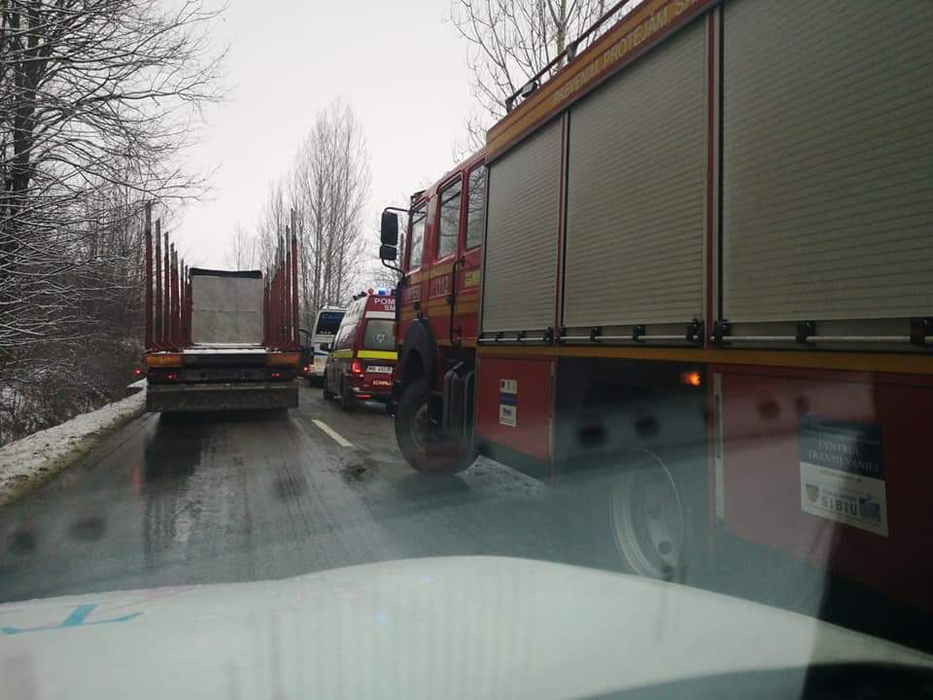 Accident cu două persoane decedate în Sibiu, după ce un autoturism s-a ciocnit cu un microbuz