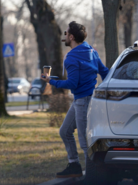 Dani Oțil pufăie din trabuc, pe stradă (Foto: CANCAN.RO)