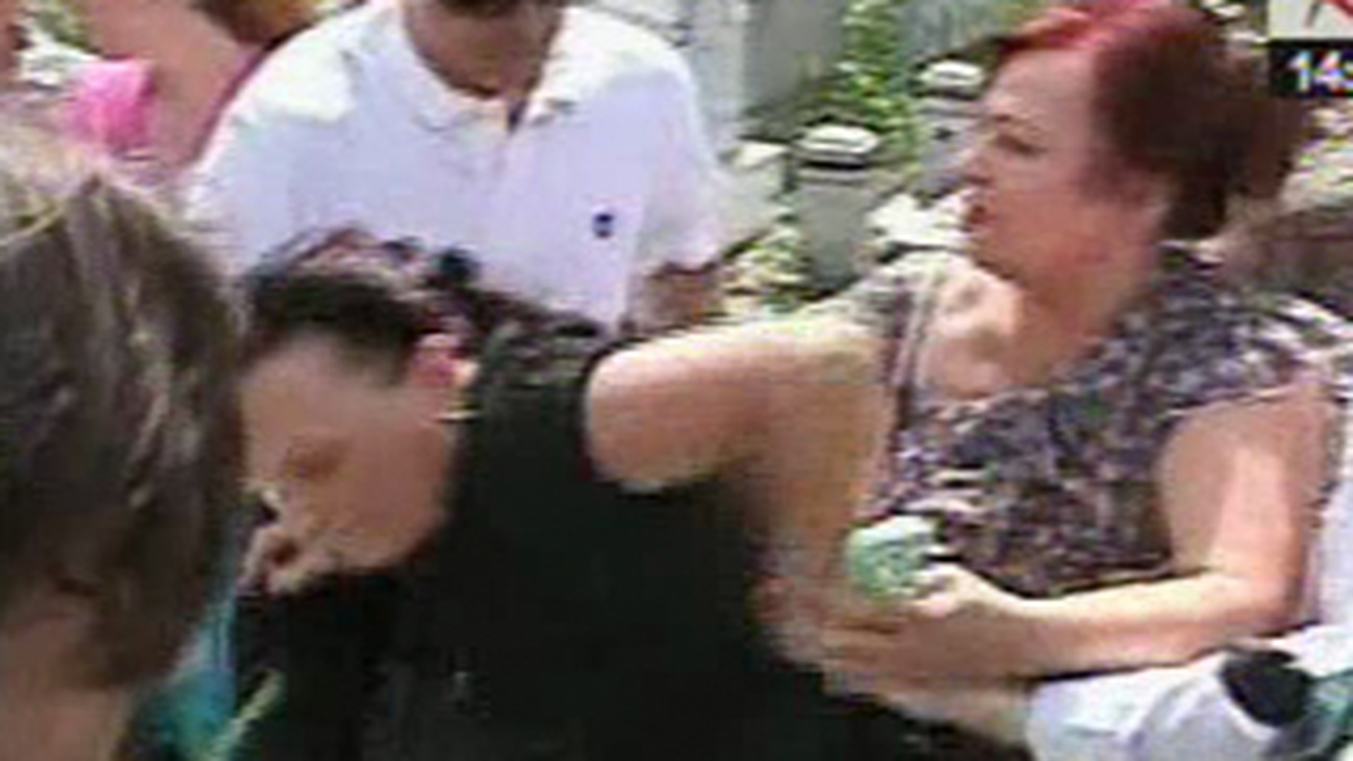 VIDEO Scandal la mormantul Madalinei Manole! Mama artistei s-a napustit asupra lui Petru Mircea, acuzandu-l ca-si plateste bodyguarzii din banii fiicei sale