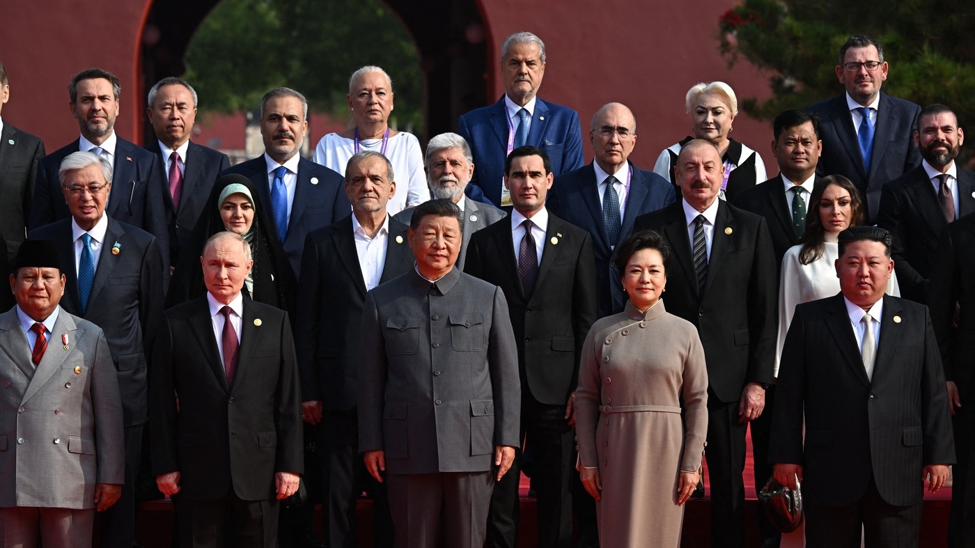 Doi foști premieri ai României, prezenți alături de Vladimir Putin și Xi Jinping la parada de la Beijing